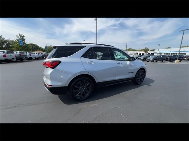 Photo of 2022 Silver Ice Metallic Chevrolet Equinox