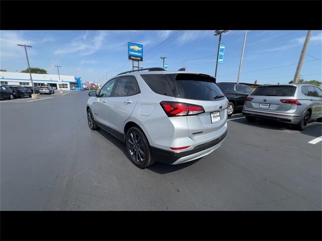 Photo of 2022 Silver Ice Metallic Chevrolet Equinox