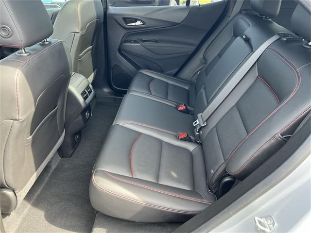 Photo of 2022 Silver Ice Metallic Chevrolet Equinox