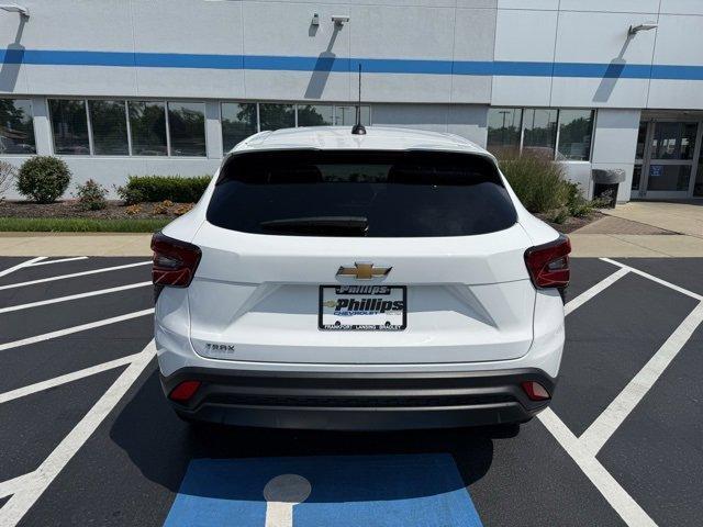 Photo of 2025 Summit White Chevrolet Trax