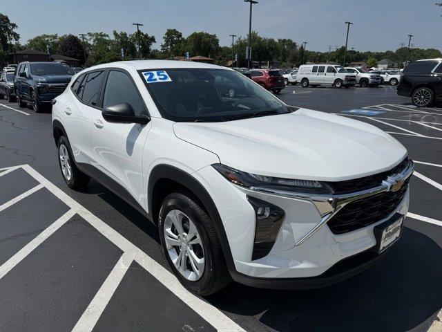 Photo of 2025 Summit White Chevrolet Trax