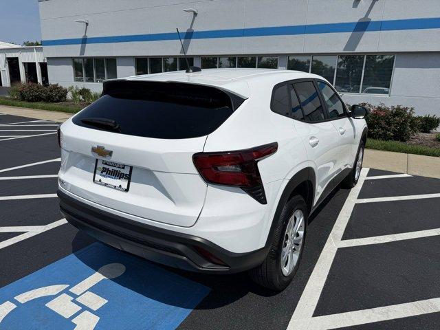 Photo of 2025 Summit White Chevrolet Trax
