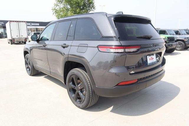 Photo of 2025 Metallic Jeep Grand Cherokee
