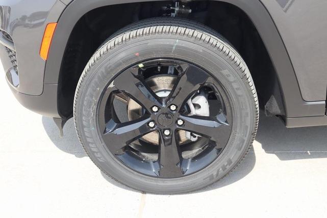 Photo of 2025 Metallic Jeep Grand Cherokee
