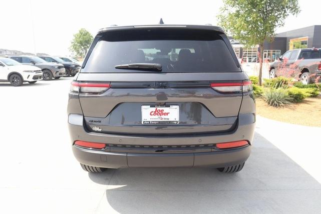 Photo of 2025 Metallic Jeep Grand Cherokee
