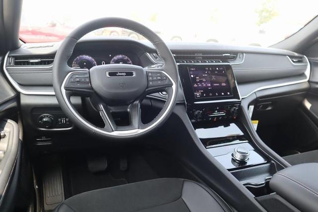 Photo of 2025 Metallic Jeep Grand Cherokee