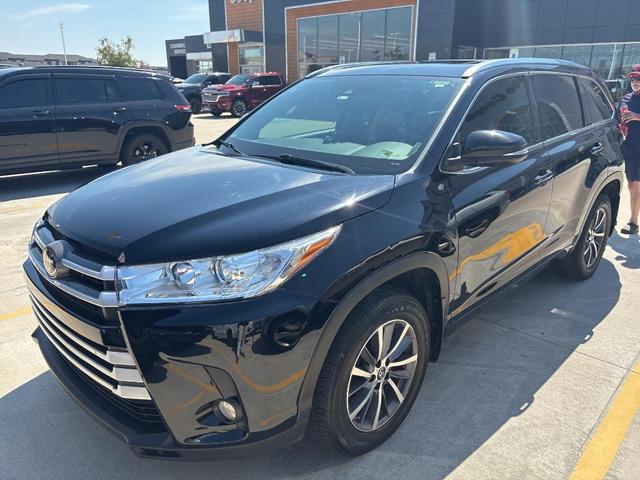 Photo of 2017 Midnight Black Metallic Toyota Highlander