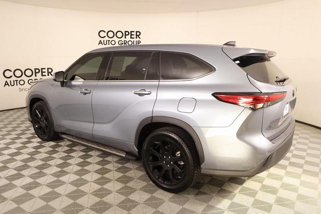 Photo of 2022 Gray Toyota Highlander