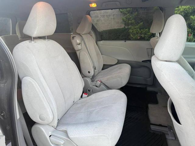 Photo of 2014 Gray Toyota Sienna