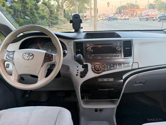 Photo of 2014 Gray Toyota Sienna