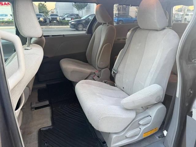 Photo of 2014 Gray Toyota Sienna