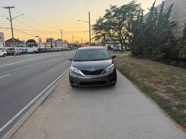 Photo of 2014 Gray Toyota Sienna