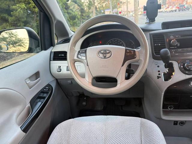 Photo of 2014 Gray Toyota Sienna