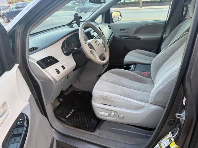 Photo of 2014 Gray Toyota Sienna