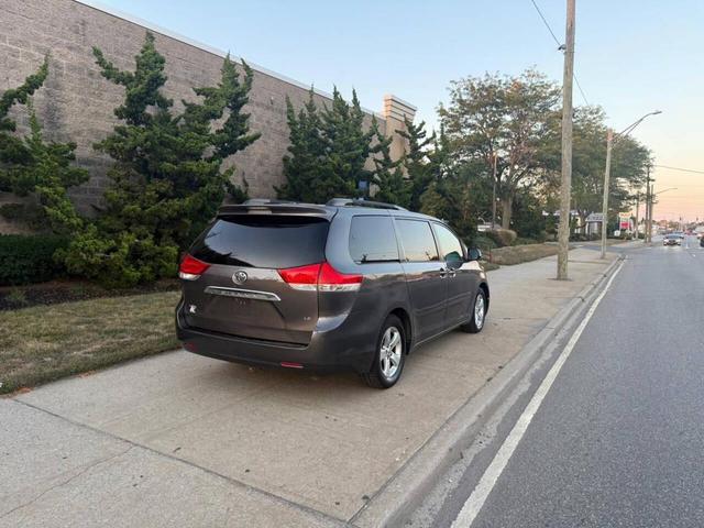 Photo of 2014 Gray Toyota Sienna