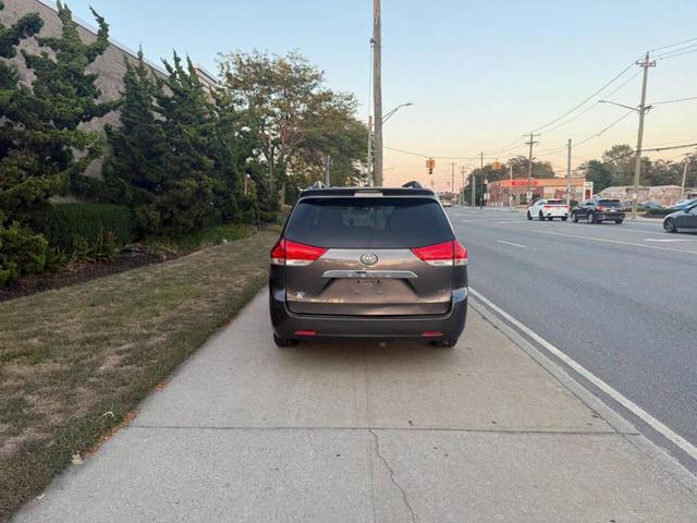Photo of 2014 Gray Toyota Sienna