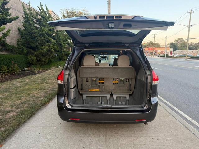 Photo of 2014 Gray Toyota Sienna