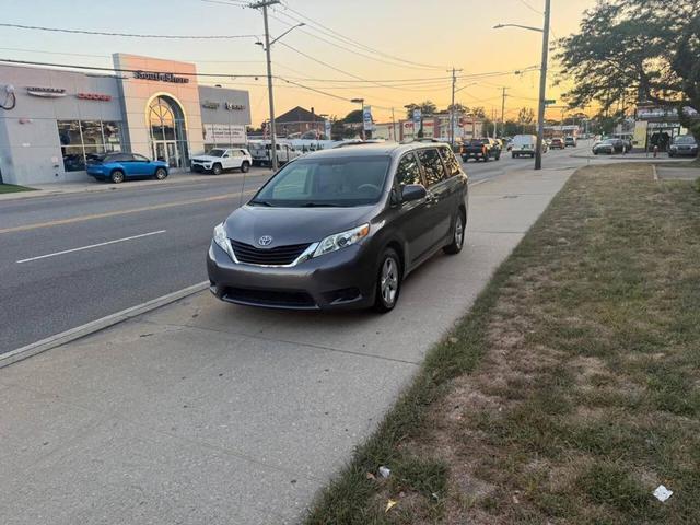 Photo of 2014 Gray Toyota Sienna