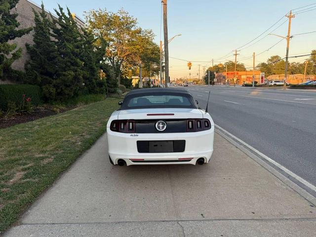 Photo of 2014 White Ford Mustang