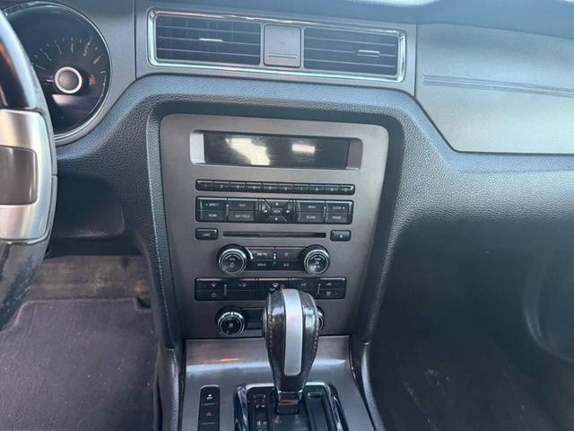 Photo of 2014 White Ford Mustang