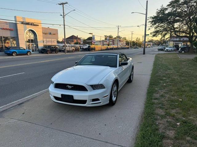 Photo of 2014 White Ford Mustang