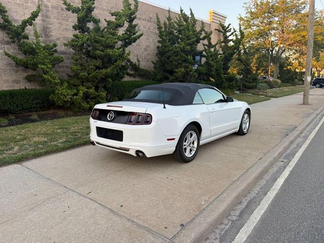 Photo of 2014 White Ford Mustang