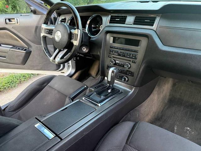 Photo of 2014 White Ford Mustang