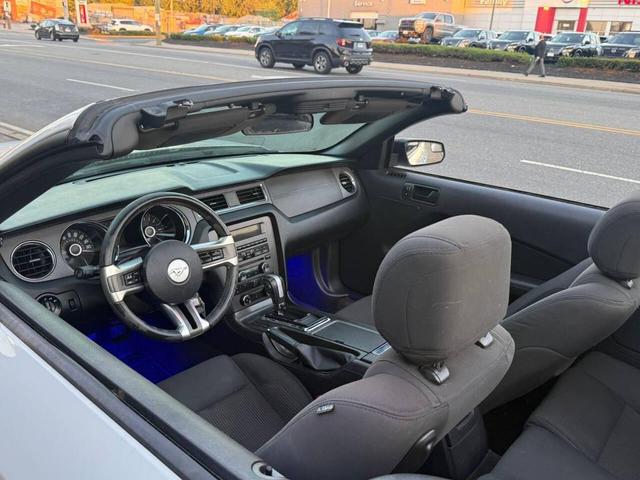 Photo of 2014 White Ford Mustang