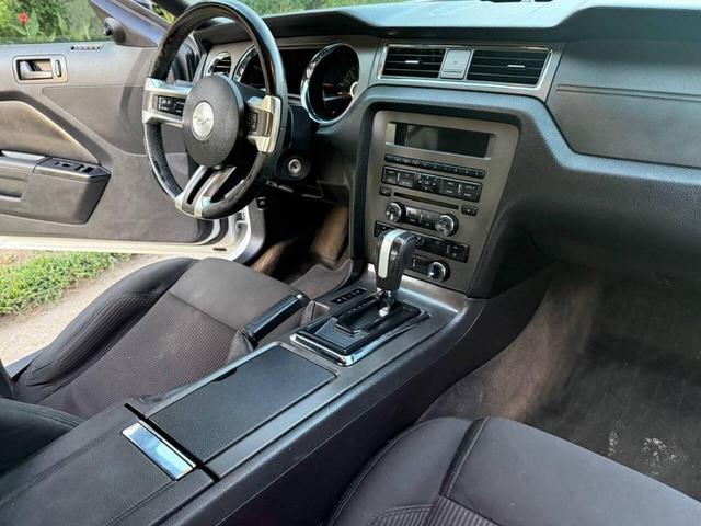 Photo of 2014 White Ford Mustang