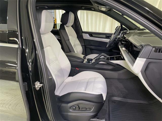 Photo of 2025 Black Metallic Porsche Cayenne