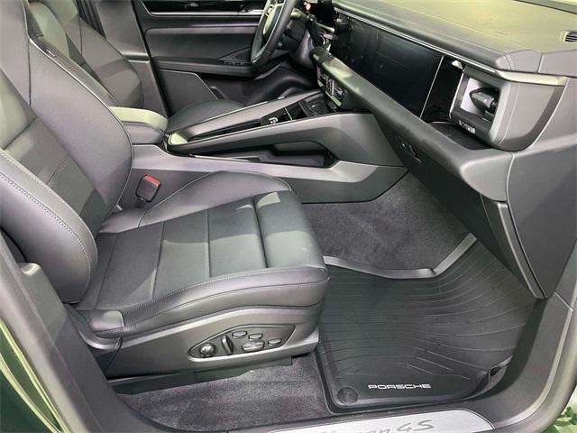Photo of 2025 Green Porsche Macan