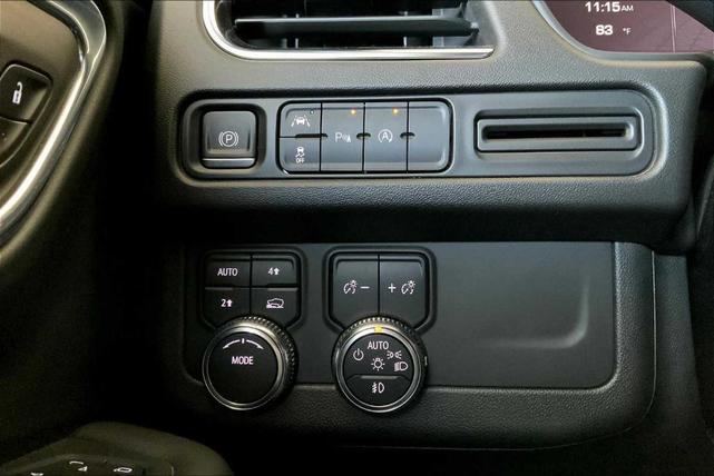 Photo of 2024 Summit White GMC Yukon