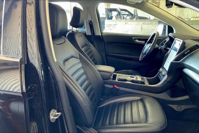 Photo of 2023 Agate Black Metallic Ford Edge