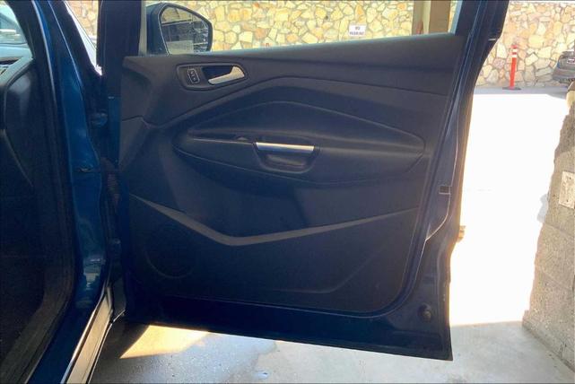 Photo of 2018 Lightning Blue Metallic Ford Escape