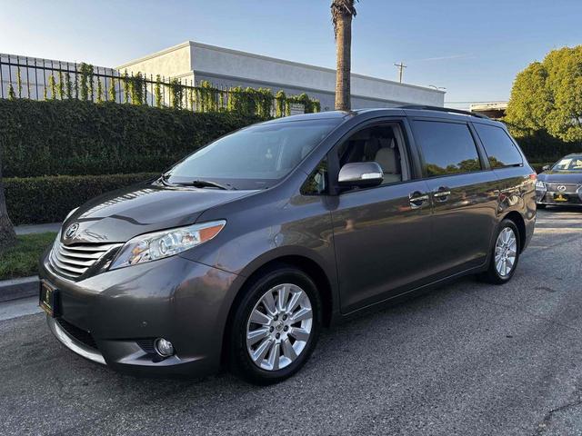Photo of 2013 Predawn Gray Mica Toyota Sienna
