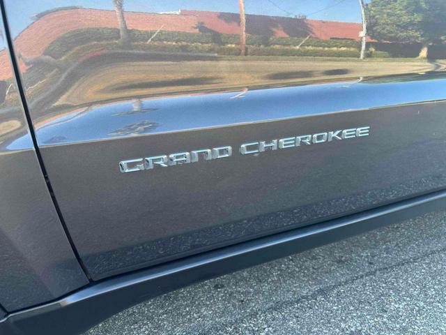 Photo of 2015 Granite Crystal Metallic Clearcoat Jeep Grand Cherokee