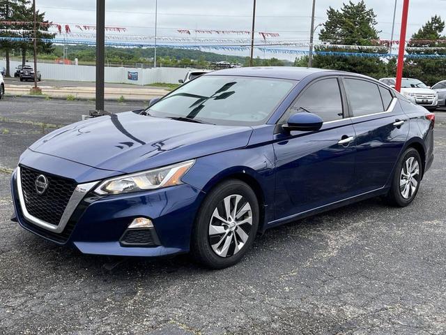 Photo of 2019 Deep Blue Pearl Nissan Altima