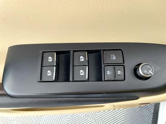 Photo of 2016 Blizzard Pearl Toyota Highlander