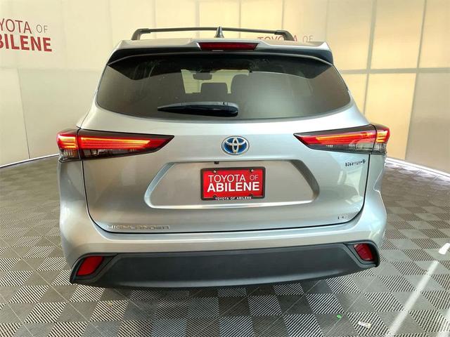 Photo of 2023 Celestial Silver Metallic Toyota Highlander Hybrid