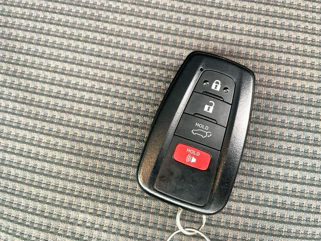 Photo of 2023 Celestial Silver Metallic Toyota Highlander Hybrid
