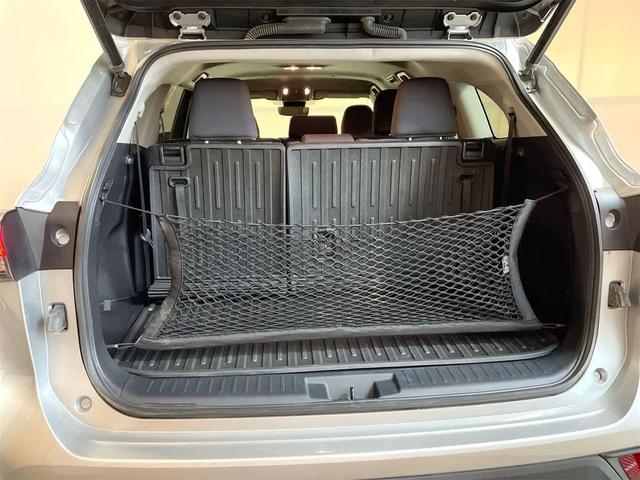 Photo of 2023 Celestial Silver Metallic Toyota Highlander Hybrid