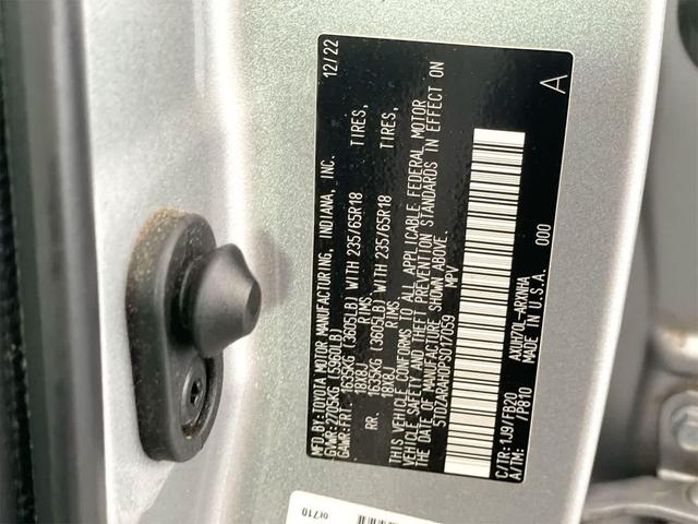 Photo of 2023 Celestial Silver Metallic Toyota Highlander Hybrid