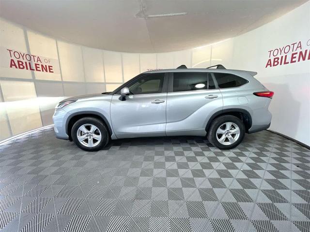 Photo of 2023 Celestial Silver Metallic Toyota Highlander Hybrid