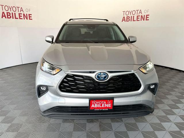 Photo of 2023 Celestial Silver Metallic Toyota Highlander Hybrid