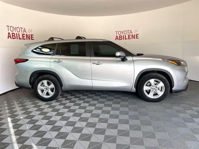 Photo of 2023 Celestial Silver Metallic Toyota Highlander Hybrid