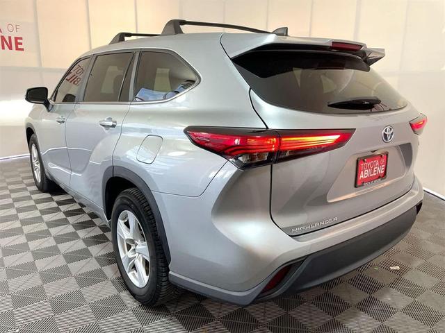 Photo of 2023 Celestial Silver Metallic Toyota Highlander Hybrid