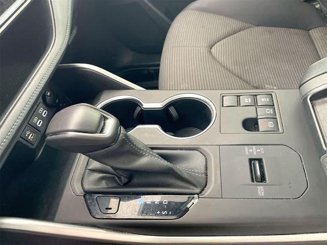 Photo of 2023 Celestial Silver Metallic Toyota Highlander Hybrid