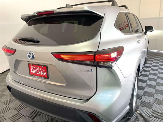 Photo of 2023 Celestial Silver Metallic Toyota Highlander Hybrid
