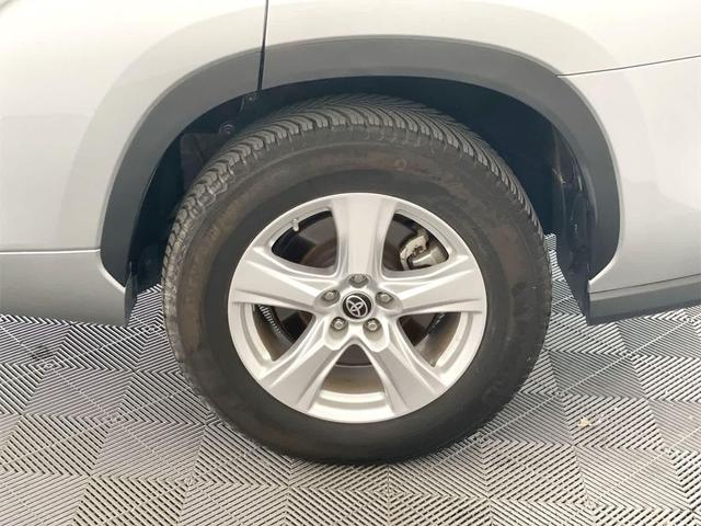 Photo of 2023 Celestial Silver Metallic Toyota Highlander Hybrid