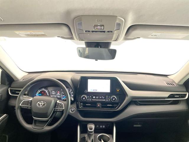 Photo of 2023 Celestial Silver Metallic Toyota Highlander Hybrid